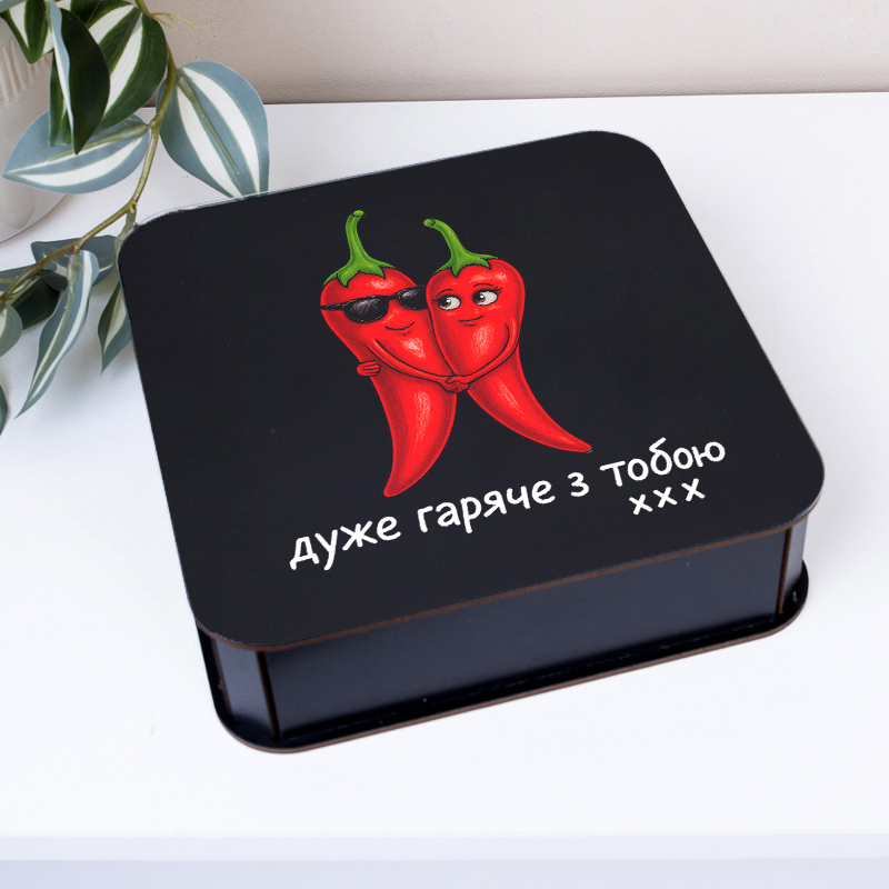 коробка квадратна 19,5 см чорна "Дуже гаряче з тобою" перці